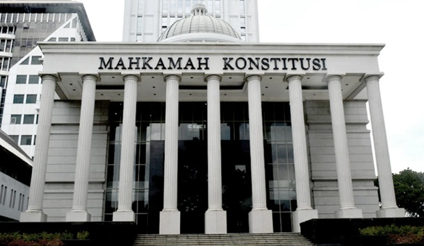 INDENPIDENSI KEPUTUSAN MENTERI  DITINJAU PASAL 23 JO. PASAL 24  ANGKA (2) UU NO. 39 TAHUN  2008 TENTANG KEMENTERIAN  NEGARA